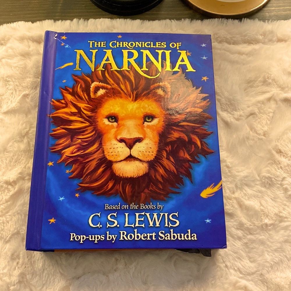 THE CHRONICLES OF NARNIA pop-up book